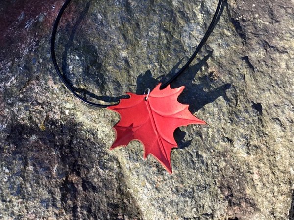 Product image of  Vaahteranlehtiriipus - punainen