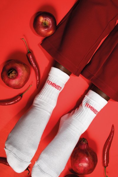 Product image of Valkoiset Feministi-sukat punaisella tekstillä, koko 34-36