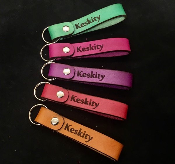 Product image of  Avaimenperä ”Keskity” oranssi