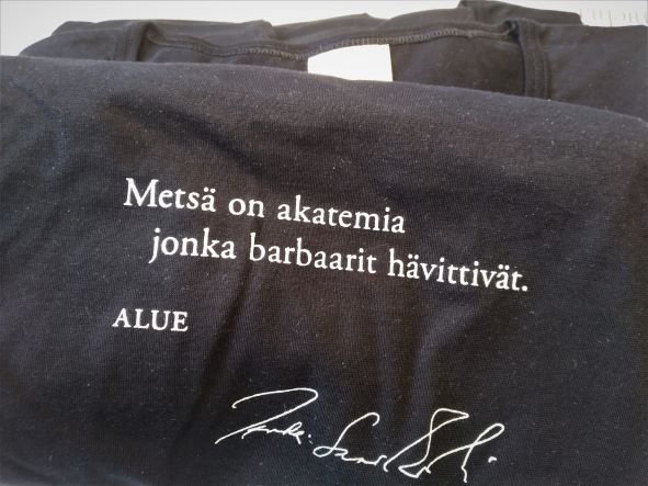 Product image of  Paita "Metsä on akatemia..." - levenevä malli