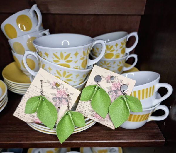 Product image of  Iiris nahkaiset silmukorvakorut koukuilla