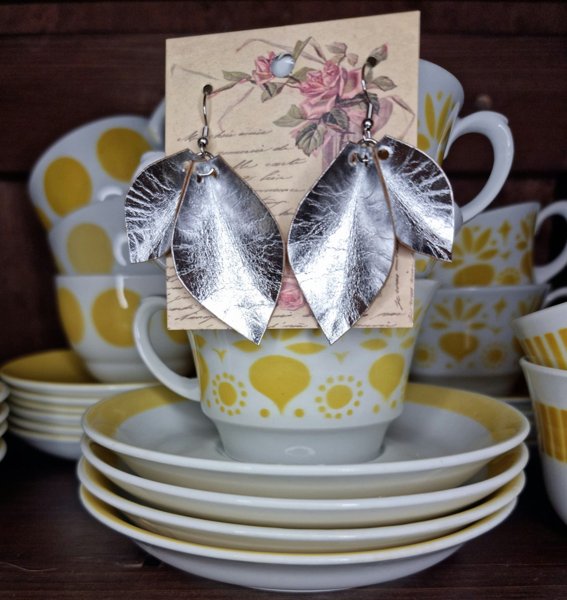 Product image of  Iiris, nahkapaperiset silmukorvakorut