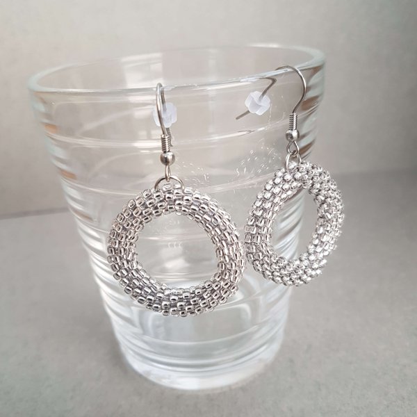 Product image of  Helmivirkatut korvakorurenkaat, metallikimalteinen hopea