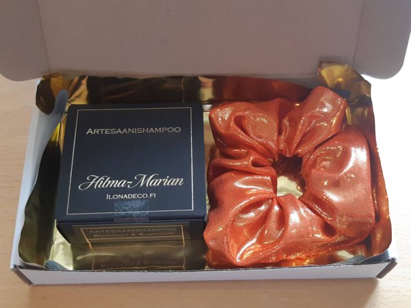 Product image of  Palashampoo & scrunchie lahjapakkaus