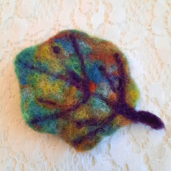 Product image of  Syksynlehti huovutettu rinta/hattukoru