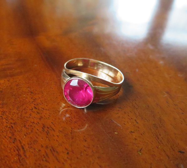 Product image of  Kultasormus punainen kivi