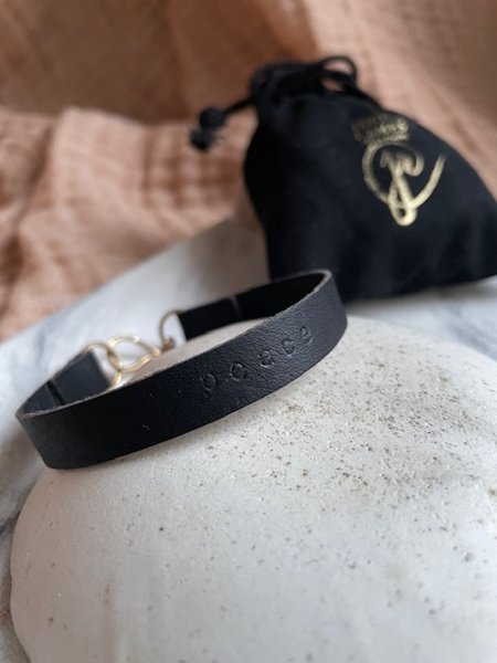 Product image of  "Peace" -poronnahkainen rannekoru (18 cm)