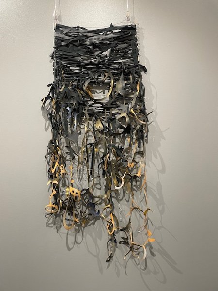 Product image of  "Surutyö" - tekstiiliteos nahka,vaijeri,siima,helmet