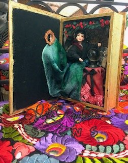 Product image of Madame Fortuna roombox, nainen ja kristallipallo kirjan sisällä