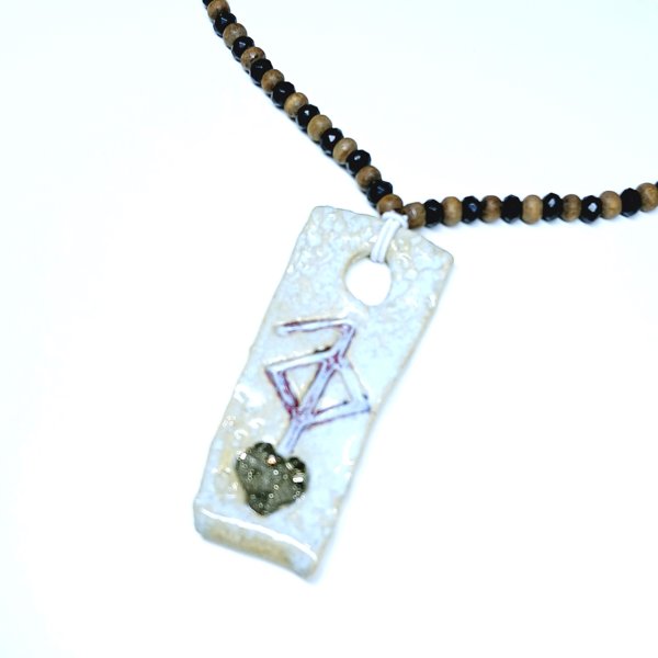 Product image of  Keraaminen riimumerkki koru