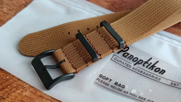 Product image of Ruskea Nylon-ranneke 22mm, PVD-hardware