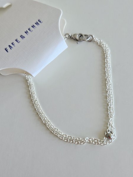 Product image of  Hopeanvärinen rannekoru, tuplaketju ja palloriipus