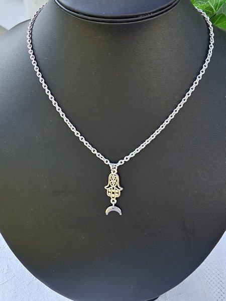 Product image of  Hamsakäsi kaulakoru kuukoristeella
