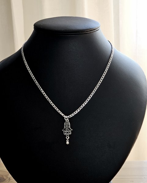 Product image of  Hamsakäsi kaulakoru pallolla