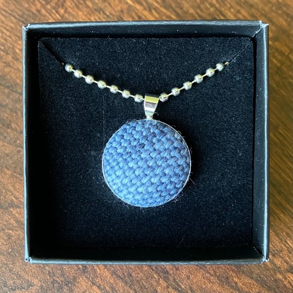 Product image of  Kudottu kaulakoru, savun sininen