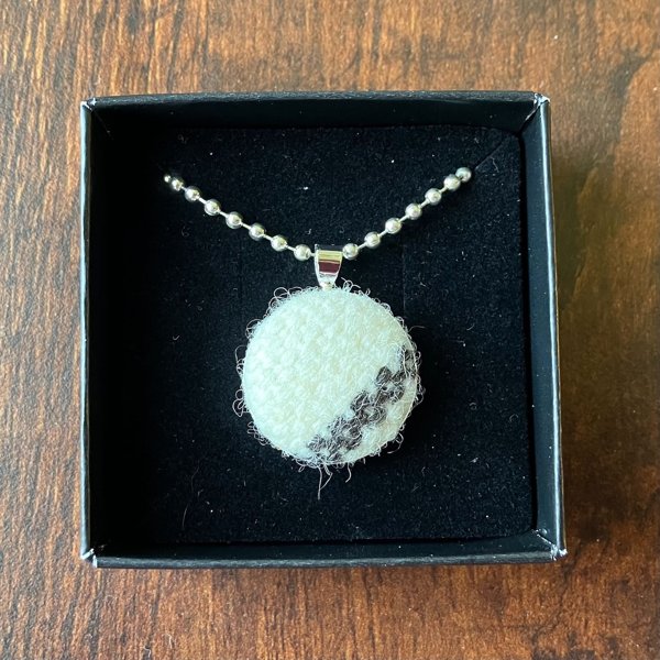 Product image of  Kudottu kaulakoru, suomalainen lampaanvilla, valkoinen