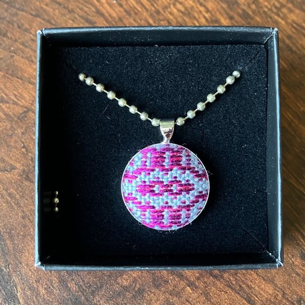 Product image of  Kudottu kaulakoru, hopean harmaa / punavioletti kimalle