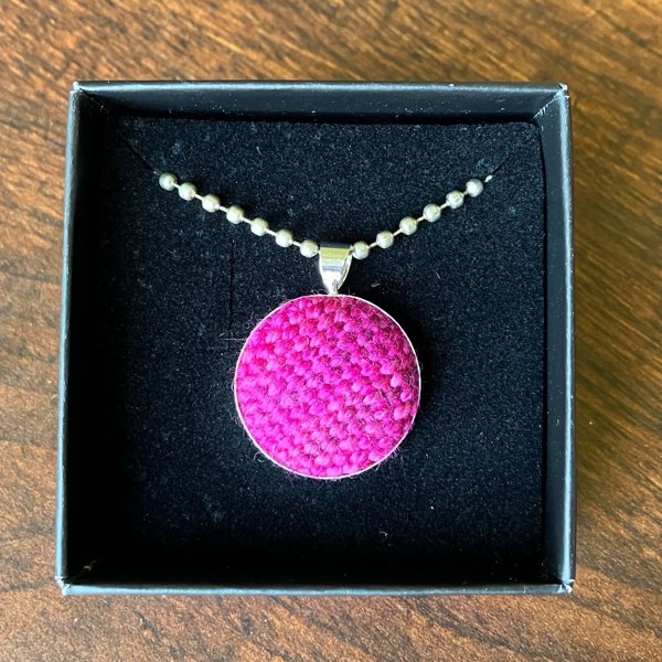 Product image of  Kudottu kaulakoru, merinovilla, pinkki
