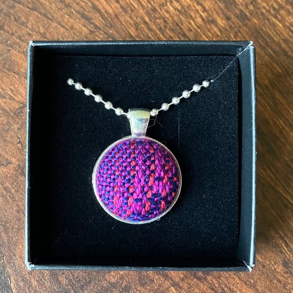 Product image of Kudottu kaulakoru, punavioletti