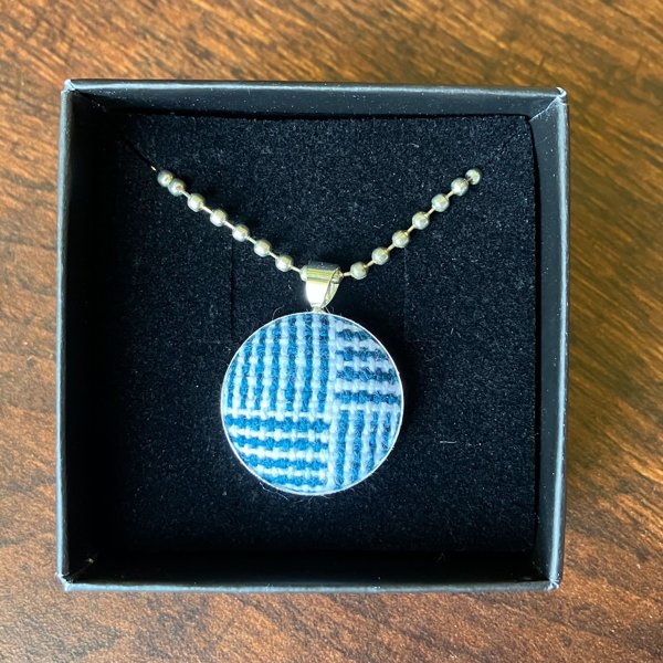 Product image of  Kudottu kaulakoru, sinivalkoinen puuvilla-pellava, tuulimylly