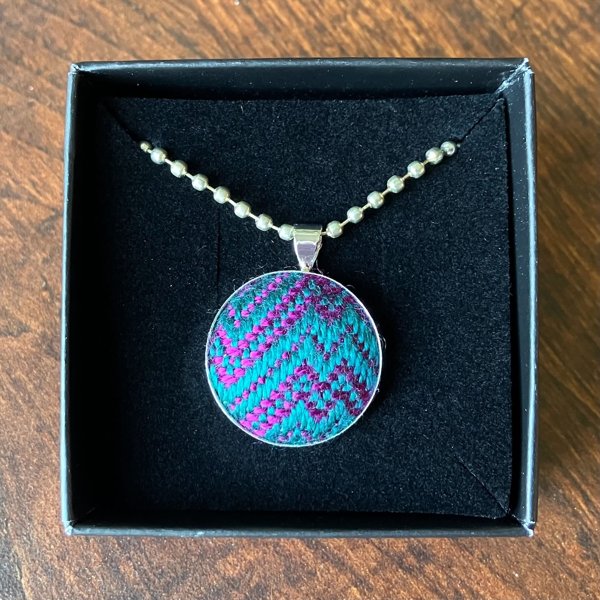 Product image of  Kudottu kaulakoru, punavioletti/petrooli