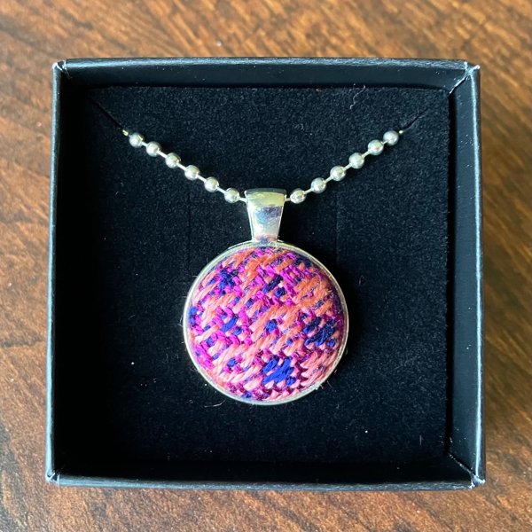 Product image of  Kudottu kaulakoru, vaaleanpunainen