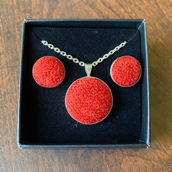 Product image of  Hopeinen korusetti, punainen