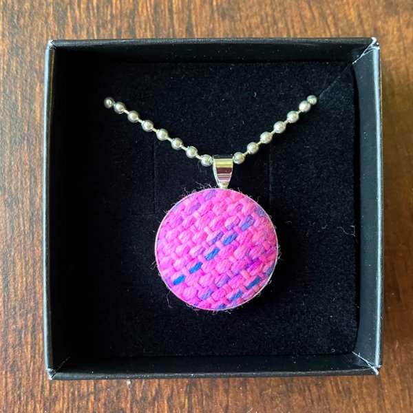 Product image of  Kudottu kaulakoru, pinkki viiruinen