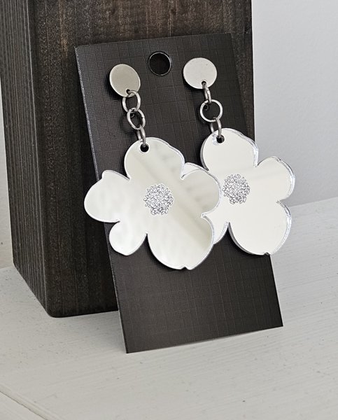 Product image of  Lempi hopeanvärinen koru koukkukiinnityksellä