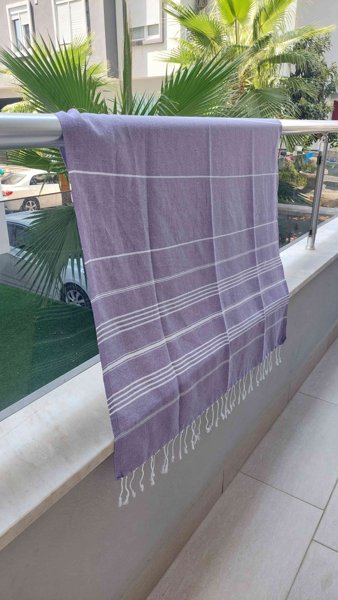 Product image of  ohkainen lilavalkea hamampyyhe