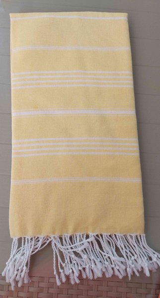 Product image of  Ohkainen keltavalkearaidallinen hamampyyhe