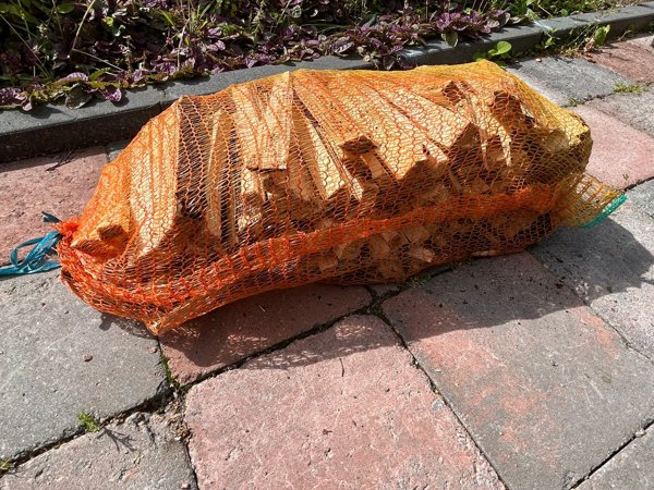 Product image of  Kuusitikkuja sytykkeeksi 30l säkeissä