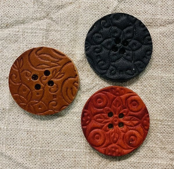 Product image of  Nahkanappi punaruskea 35mm neljällä reiällä