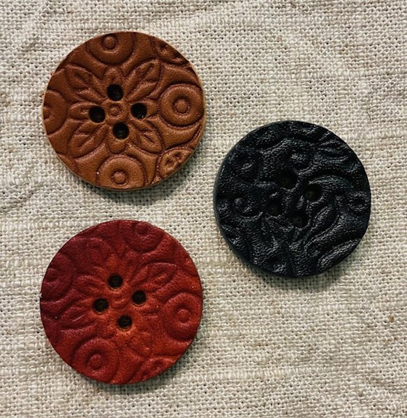 Product image of  Nahkanappi musta 30mm neljällä reiällä