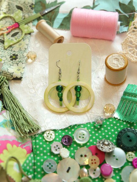 Product image of Uniikit kierrätyskorvakorut – kauneutta kestävästi