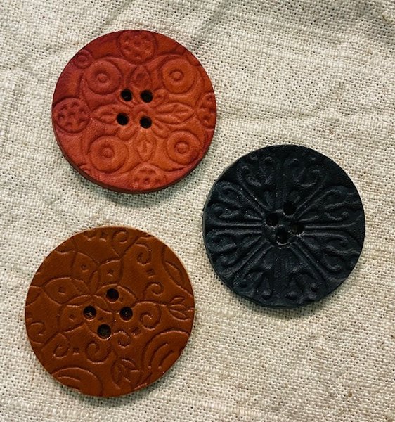 Product image of  Nahkanappi punaruskea 40mm neljällä reiällä