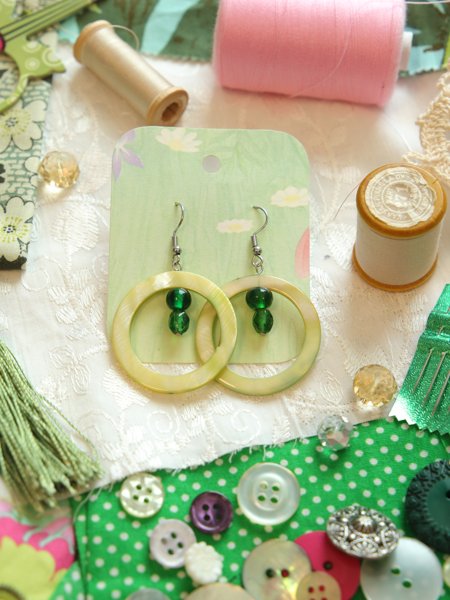 Product image of Uniikit kierrätyskorvakorut – kauneutta kestävästi