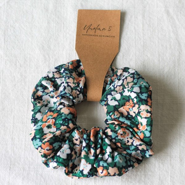 Product image of  Käsintehty hiusdonitsi – vihreä kukkakuosi