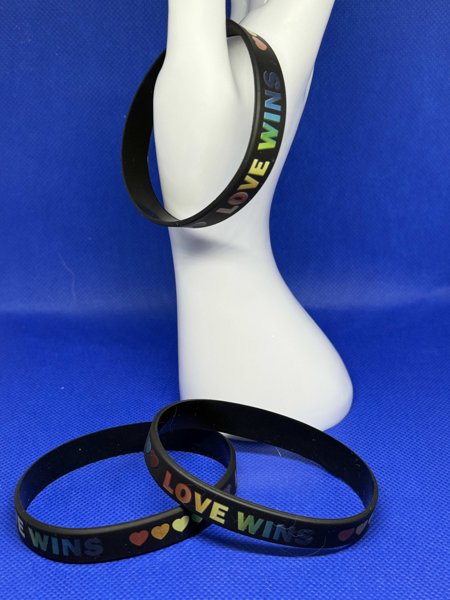 Product image of  🌈 “LOVE WINS” -silikoniranneke (1 kpl)