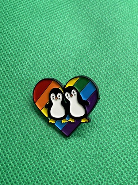 Product image of  🐧 Pingviinit & Pride -pinssi – sydänmuoto (1 kpl)