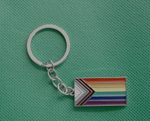 Product image of  🏳️‍🌈 Progress Pride -avaimenperä – emaloitu metalliriipus