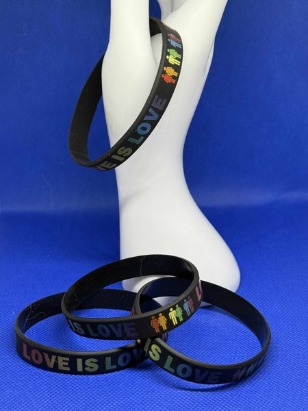 Product image of  🖤 “LOVE IS LOVE” -silikoniranneke (1 kpl)