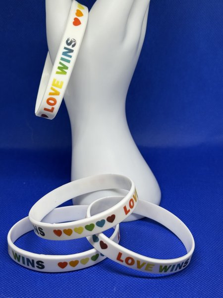 Product image of  🤍 LOVE WINS -silikoniranneke (valkoinen) – 1 kpl