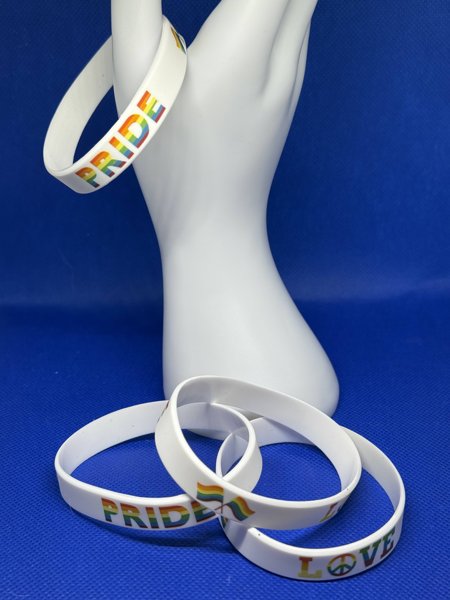 Product image of  🤍 LOVE PRIDE -silikoniranneke (valkoinen) – 1 kpl