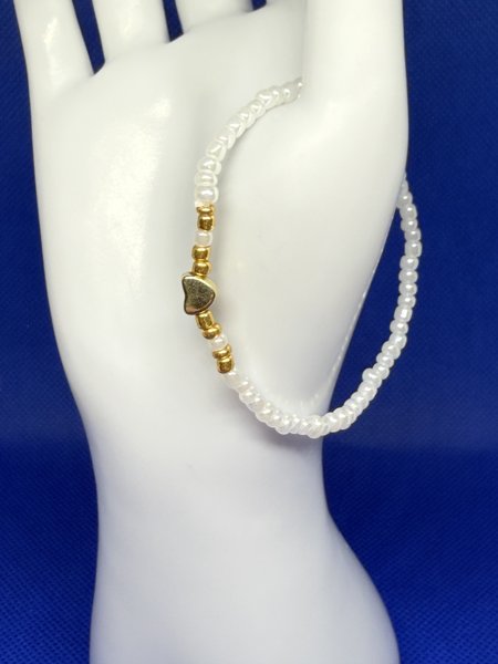 Product image of  🤍 Elegantti valkoinen helmiranneke kultaisella sydämellä