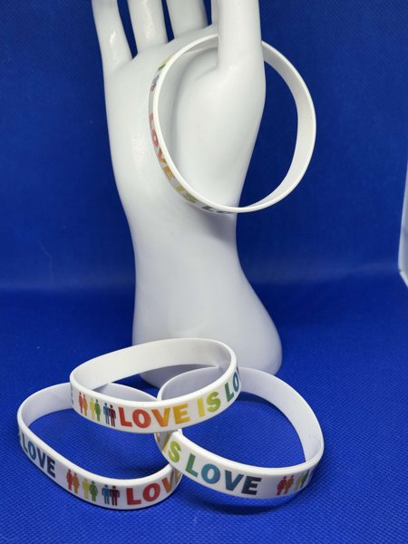 Product image of  🤍 LOVE IS LOVE -silikoniranneke (valkoinen) – 1 kpl