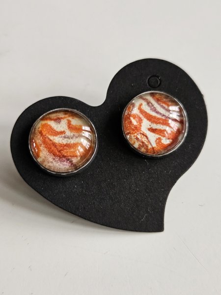 Product image of  Punakuvioinen Art nappikorvakoru