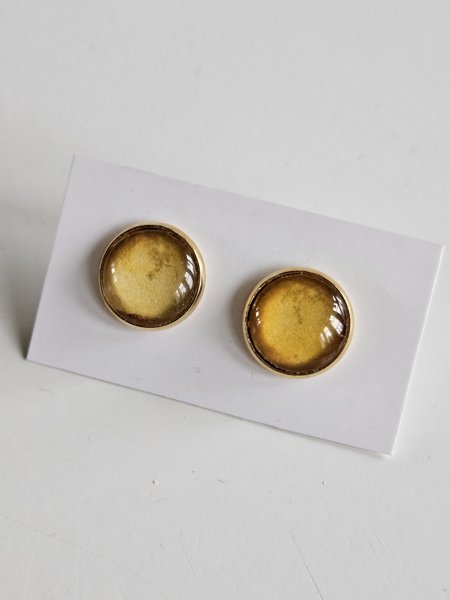Product image of  Keltainen Art nappi kullanvärisenä