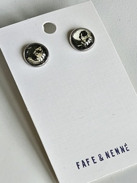 Product image of  Mustavalkoinen Art nappikorvakoru