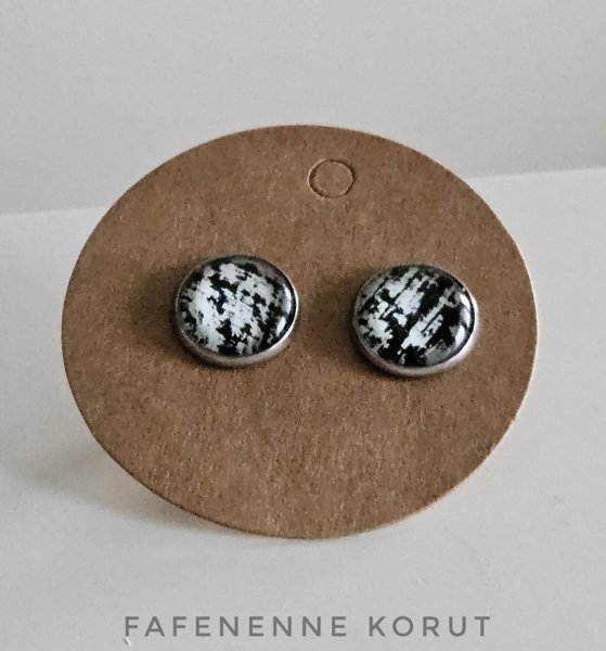 Product image of Mustavalkoinen "Koivu" Art nappikorvakoru